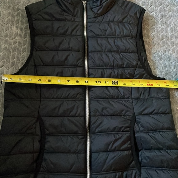 Guess Puffer Vest. Size Medium. Black. - Picture 7 of 9